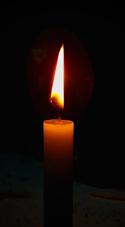 点燃的蜡烛在黑暗的房间里
